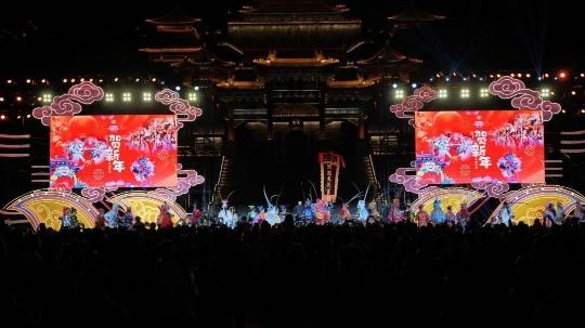赏灯景看巡演品美食 大湾区灯会迎春节客流高峰，舞台艺术造型策划焕新彩