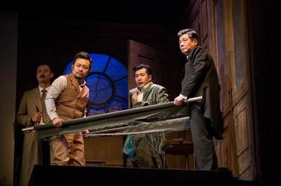 话剧《演砸了》舞台艺术造型策划 荒谬背后的艺术韵味